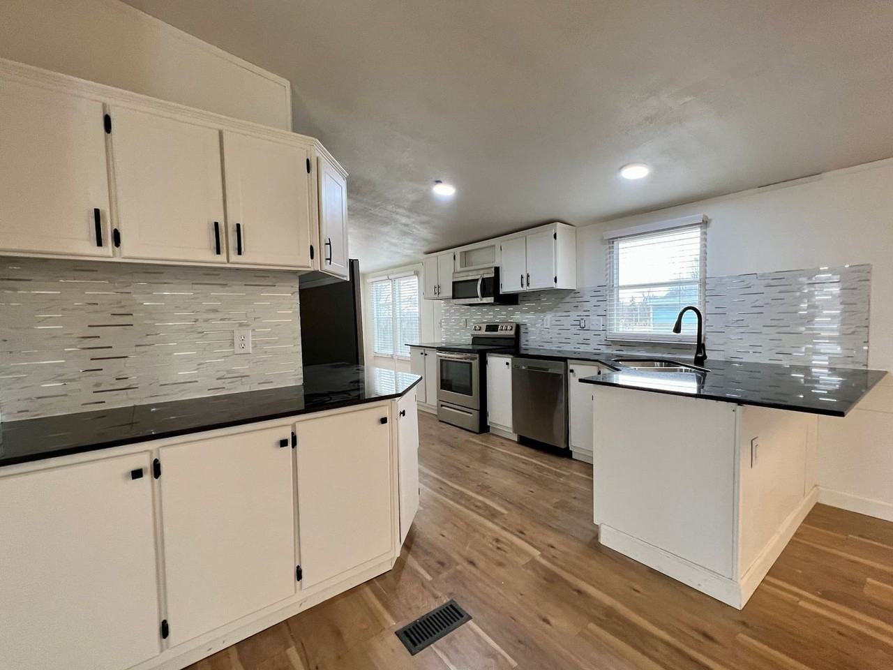 3201 W Don Tyson Pkwy #D - Photo 3 of 9