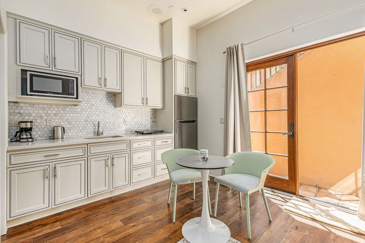 1041 Grand View Dr #A - Photo 3 of 7