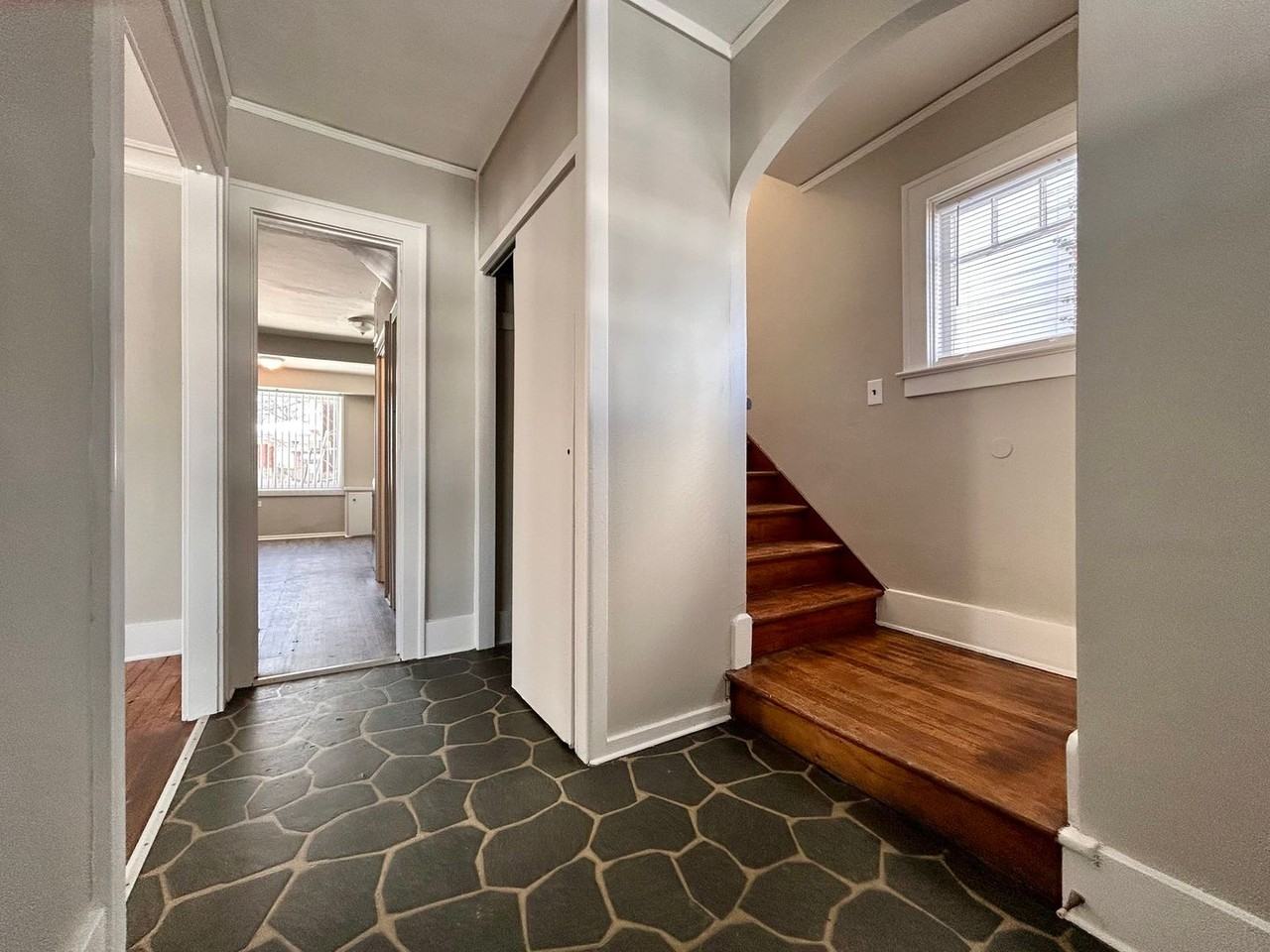 823 Neland Ave Se - Photo 4 of 33