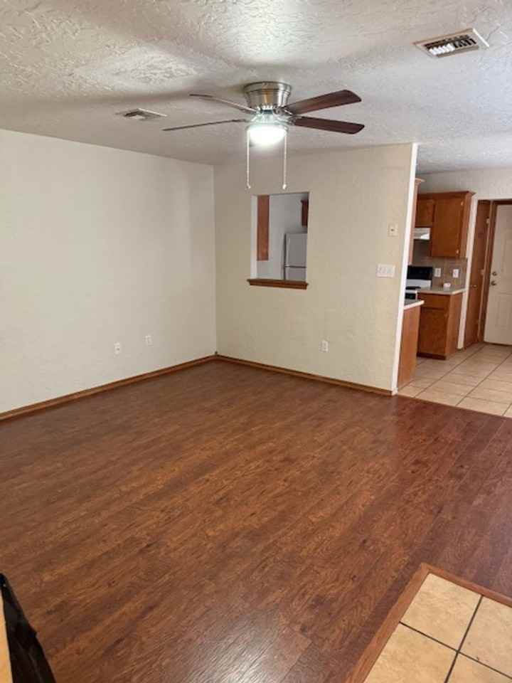 1909 1909 E AVE B SIDE - Photo 2 of 6