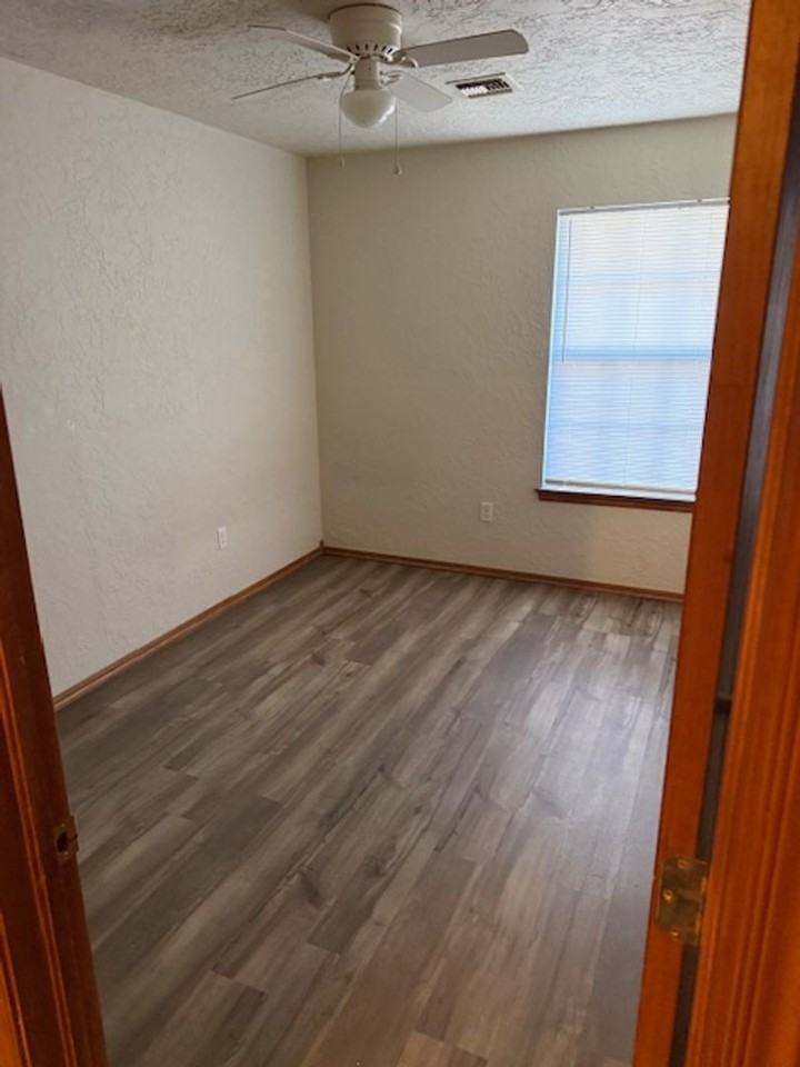 1909 1909 E AVE B SIDE - Photo 3 of 6