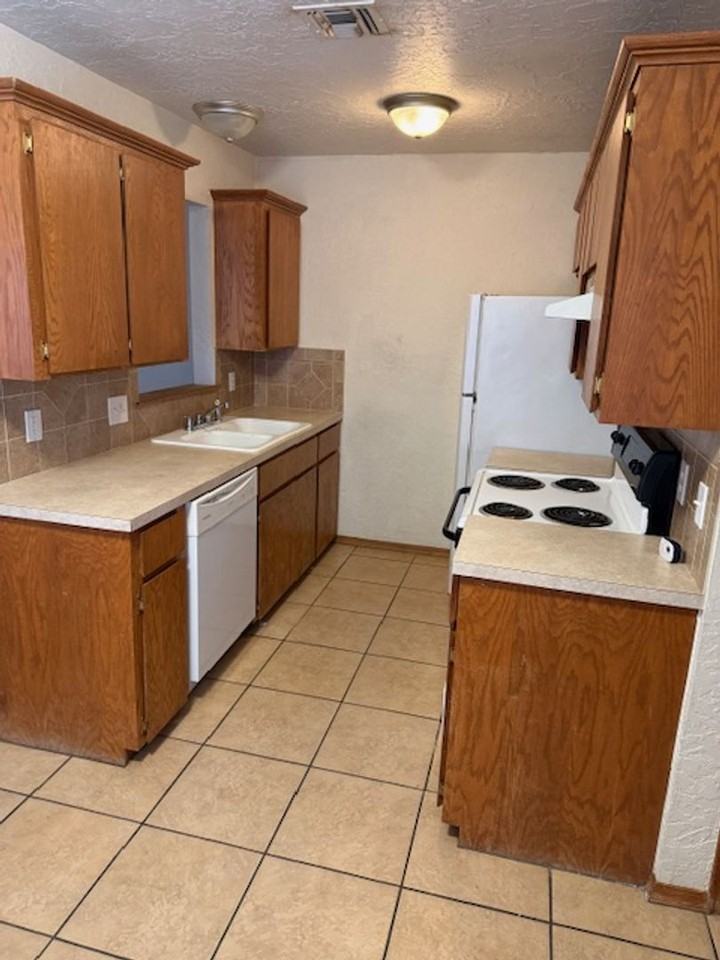 1909 1909 E AVE B SIDE - Photo 6 of 6