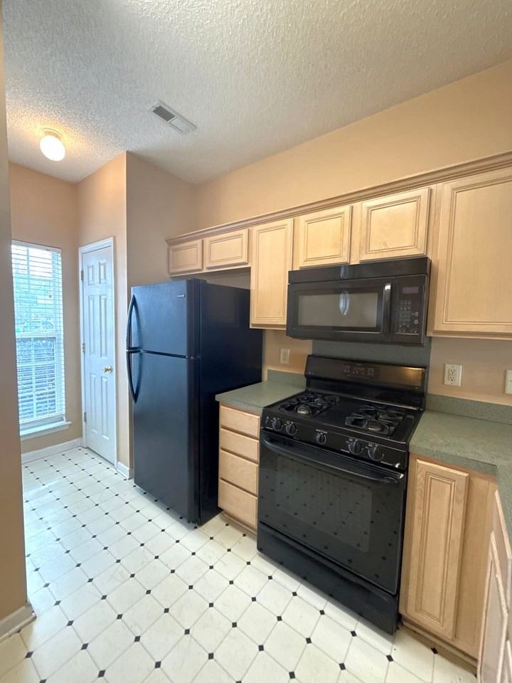 1515 Sylvia Ct - Photo 3 of 18