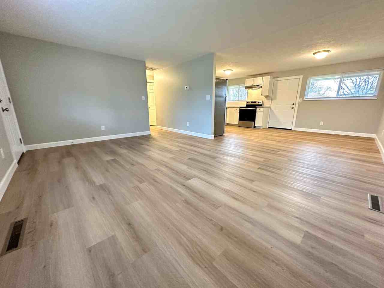 305 Primrose Ln - Photo 4 of 22