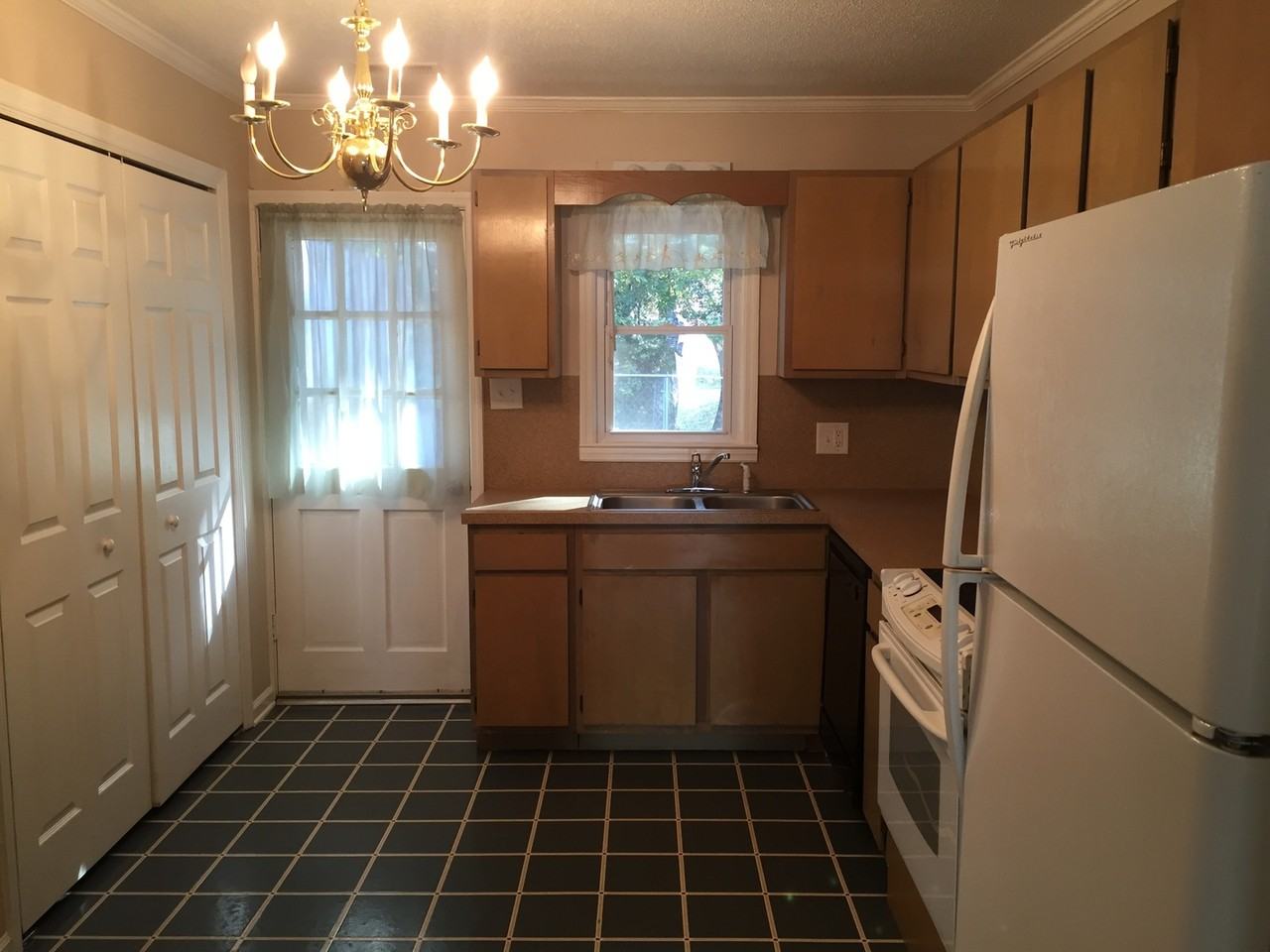 1011 S Poplar Dr - Photo 7 of 14