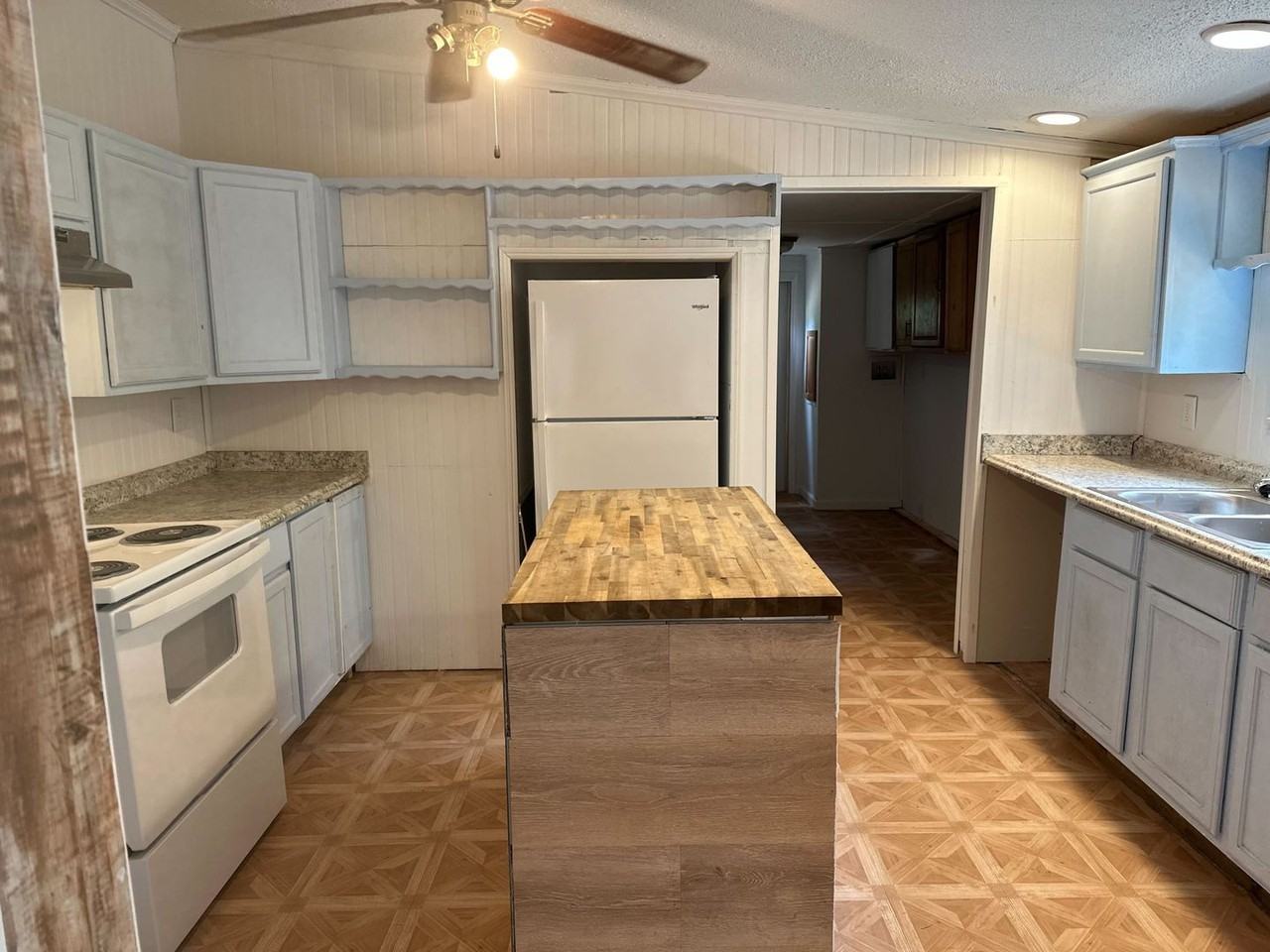 202 Oakwood Dr - Photo 2 of 9