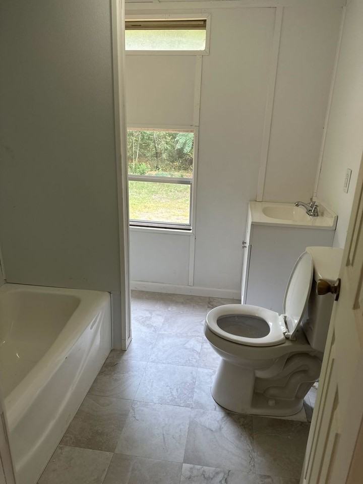 202 Oakwood Dr - Photo 3 of 9