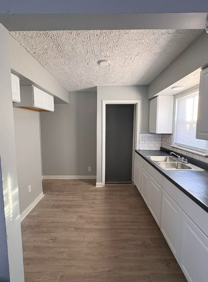18428 Stahelin Ave - Photo 3 of 11