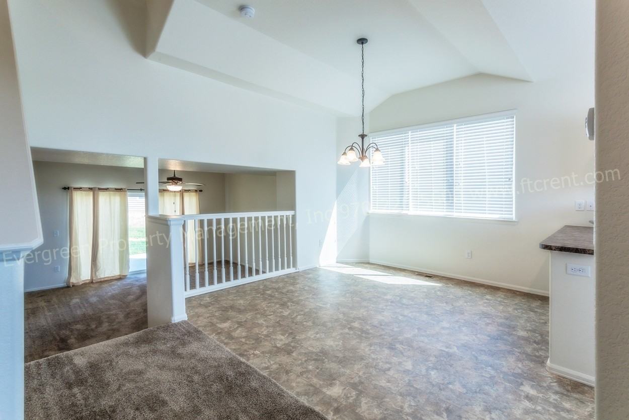 318 Cherryridge Dr - Photo 4 of 43