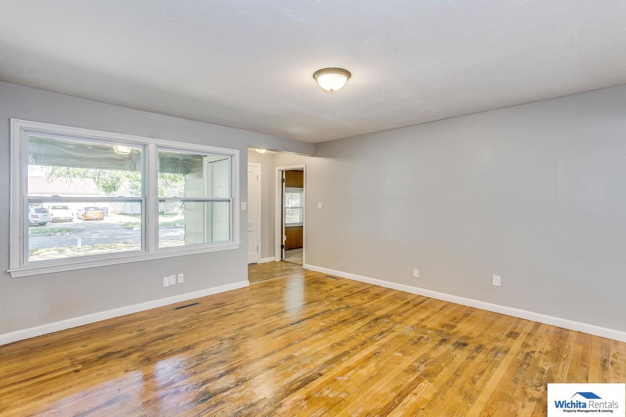 2532 S Greenwood St - Photo 2 of 10