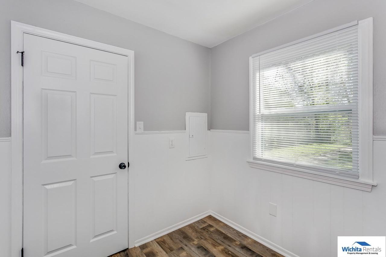 2532 S Greenwood St - Photo 3 of 10