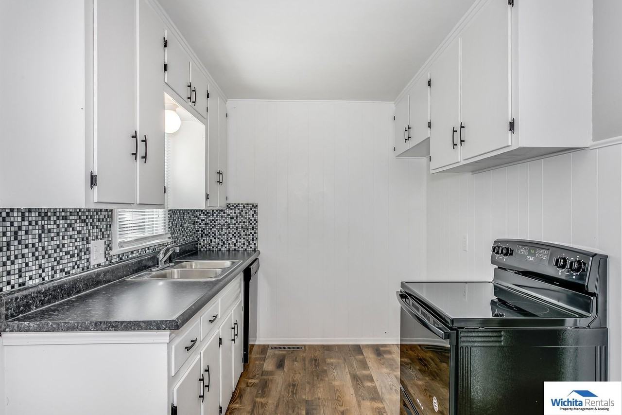 2532 S Greenwood St - Photo 4 of 10