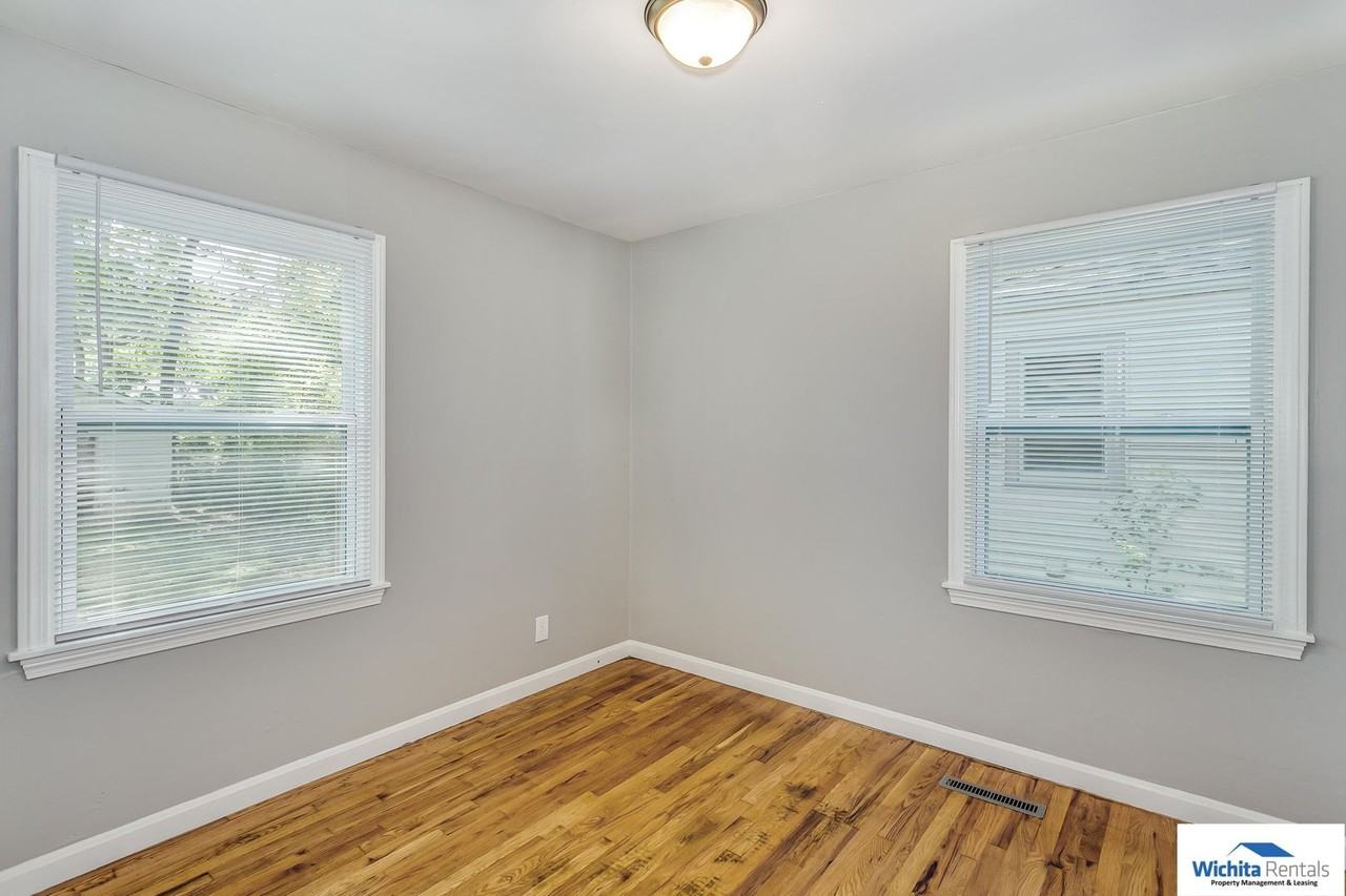 2532 S Greenwood St - Photo 6 of 10