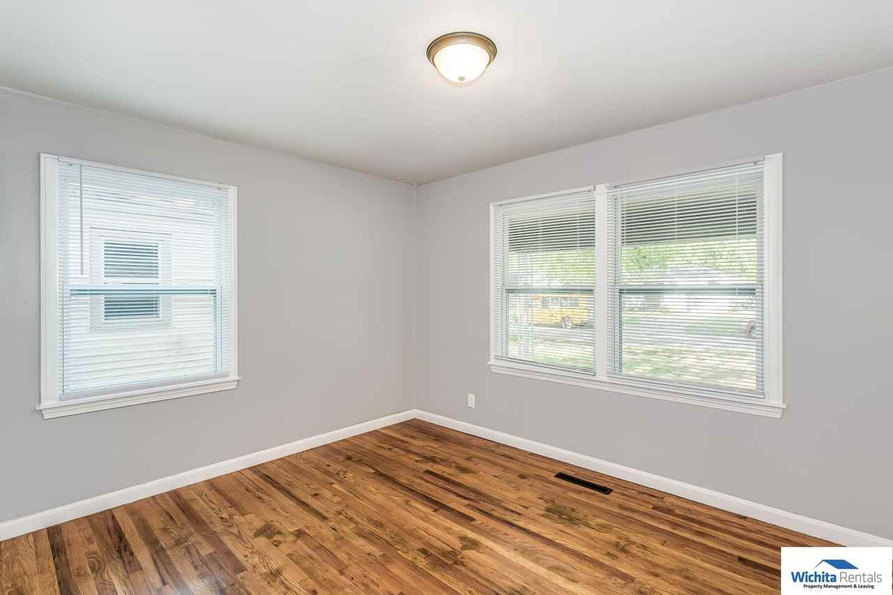 2532 S Greenwood St - Photo 7 of 10