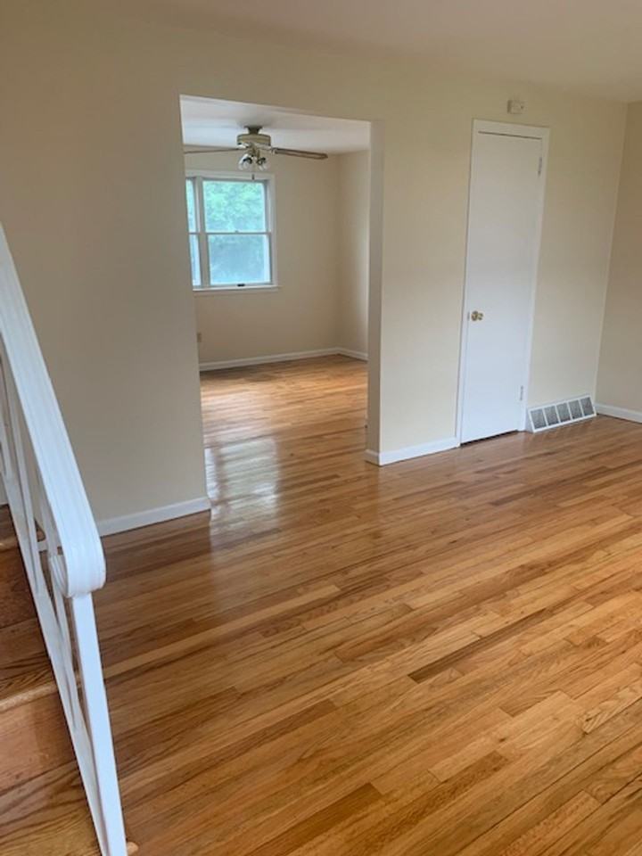 3 story, 2 bedroom, all hardwood, washer dryer in unit - Photo 2 of 6