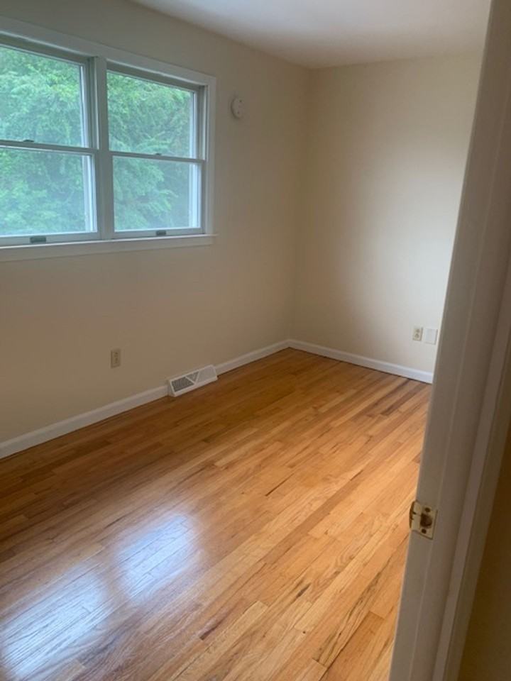 3 story, 2 bedroom, all hardwood, washer dryer in unit - Photo 3 of 6