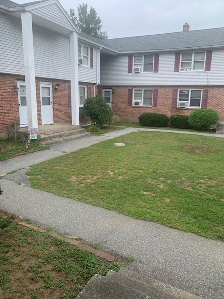3 story, 2 bedroom, all hardwood, washer dryer in unit - Photo 5 of 6