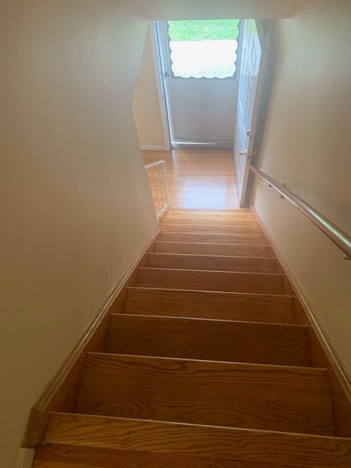 3 story, 2 bedroom, all hardwood, washer dryer in unit - Photo 6 of 6