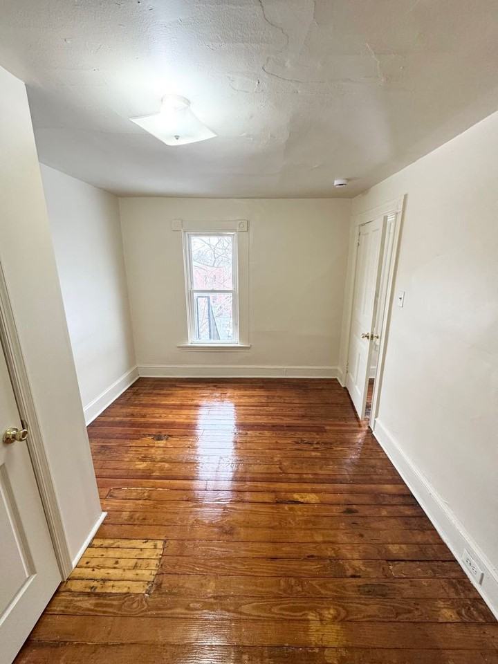 438 S Christian St - Photo 5 of 8