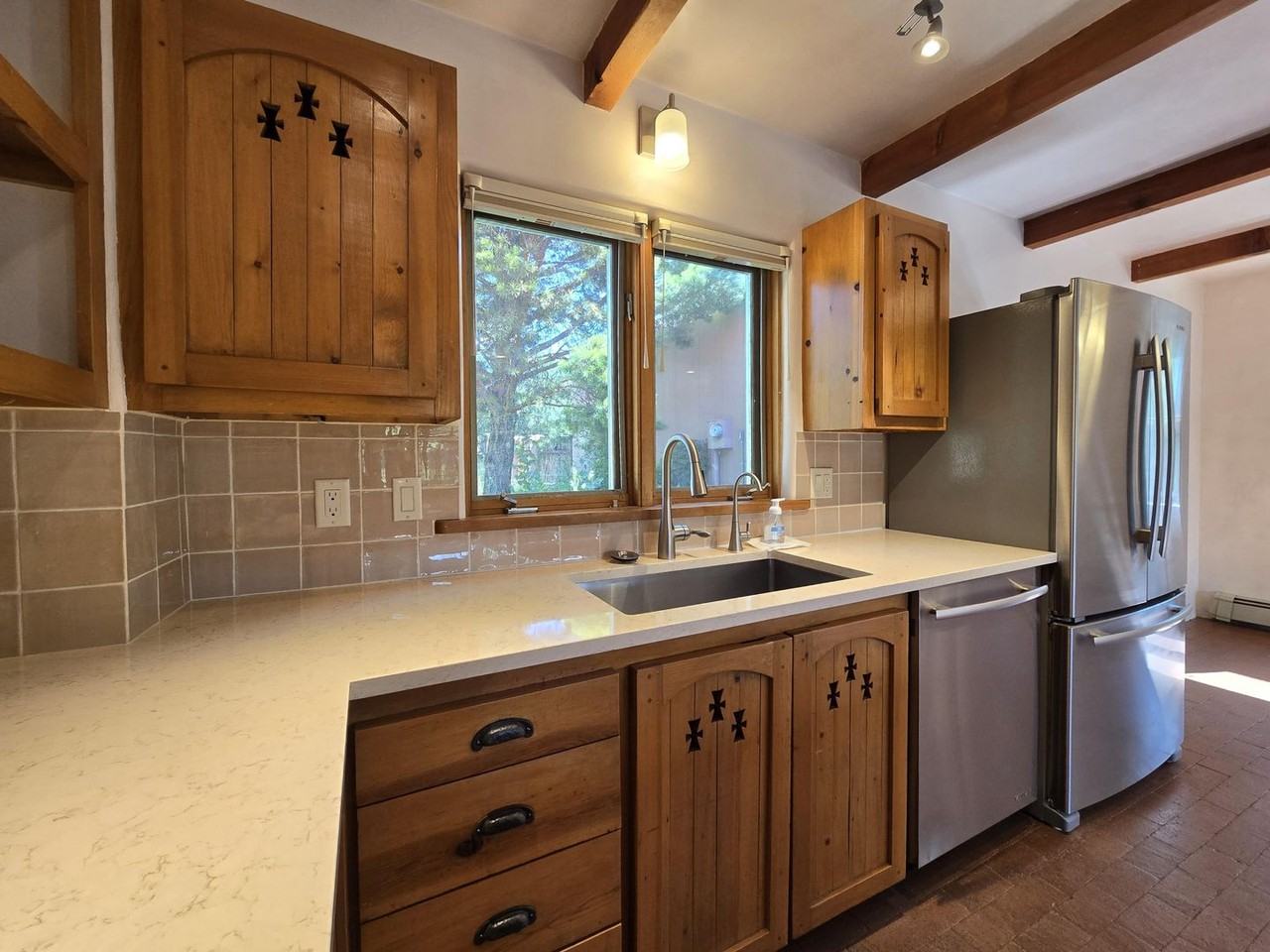 133 Valley Dr - Photo 2 of 34