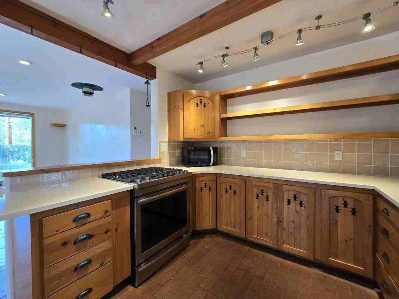 133 Valley Dr - Photo 4 of 34