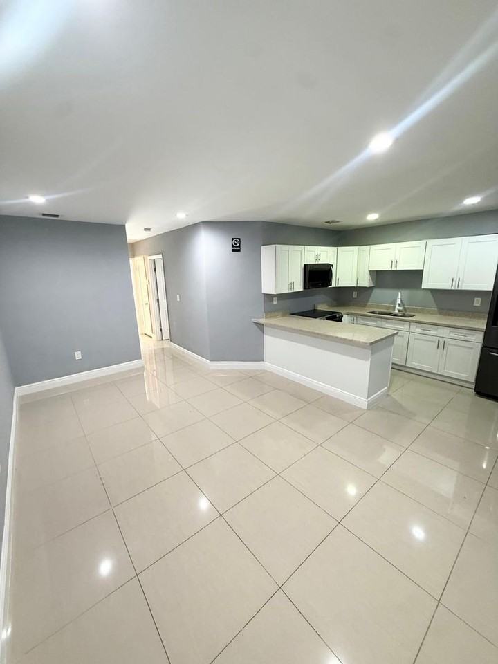 Kravich - 170 NW 204 St - Photo 2 of 8