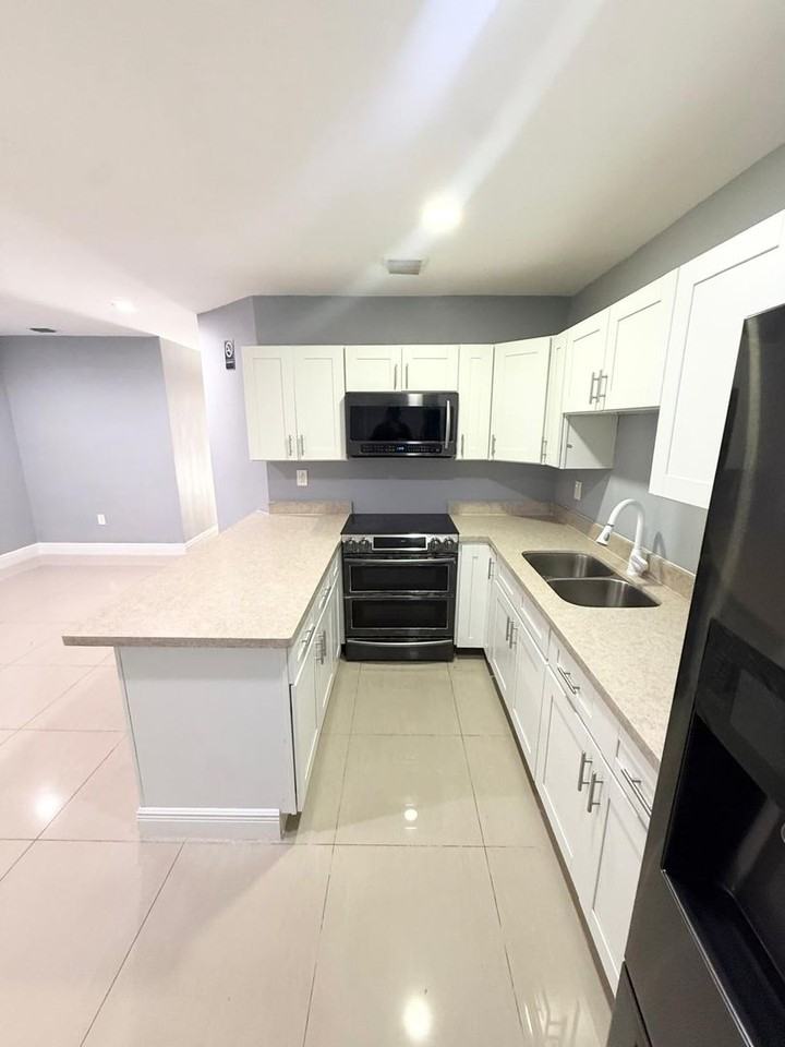 Kravich - 170 NW 204 St - Photo 3 of 8