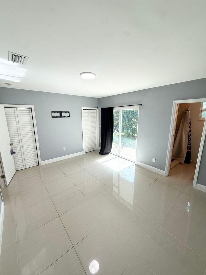 Kravich - 170 NW 204 St - Photo 4 of 8