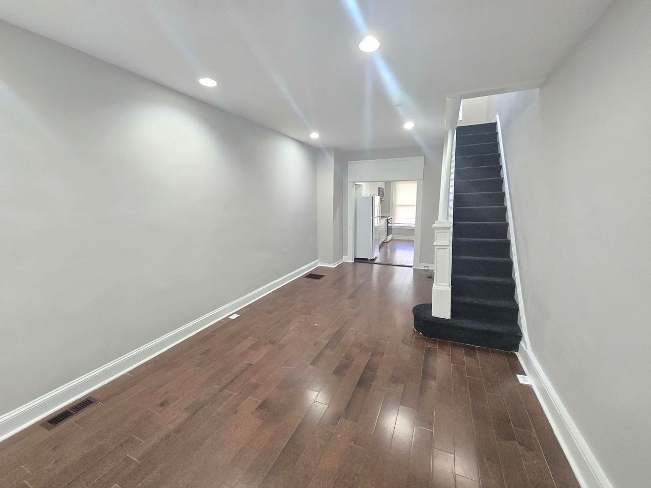 402 N Curley St - Photo 3 of 12