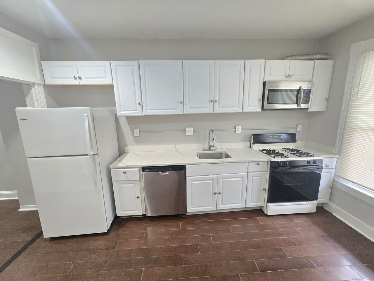 402 N Curley St - Photo 5 of 12