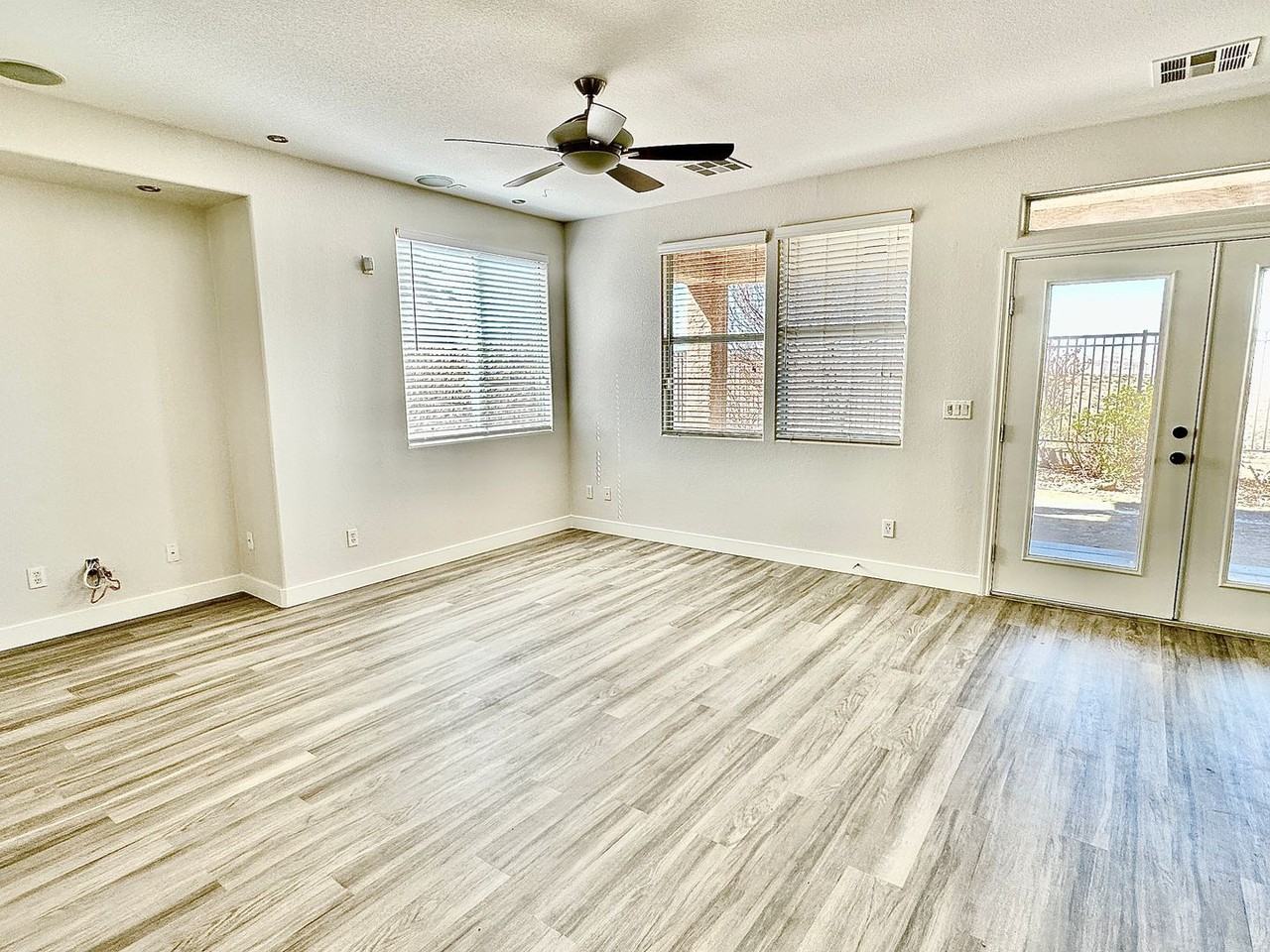 2773 Drumlanrig St - Photo 3 of 6