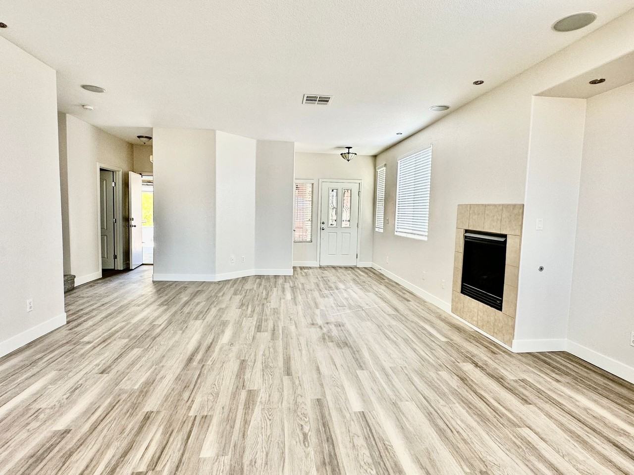 2773 Drumlanrig St - Photo 4 of 6