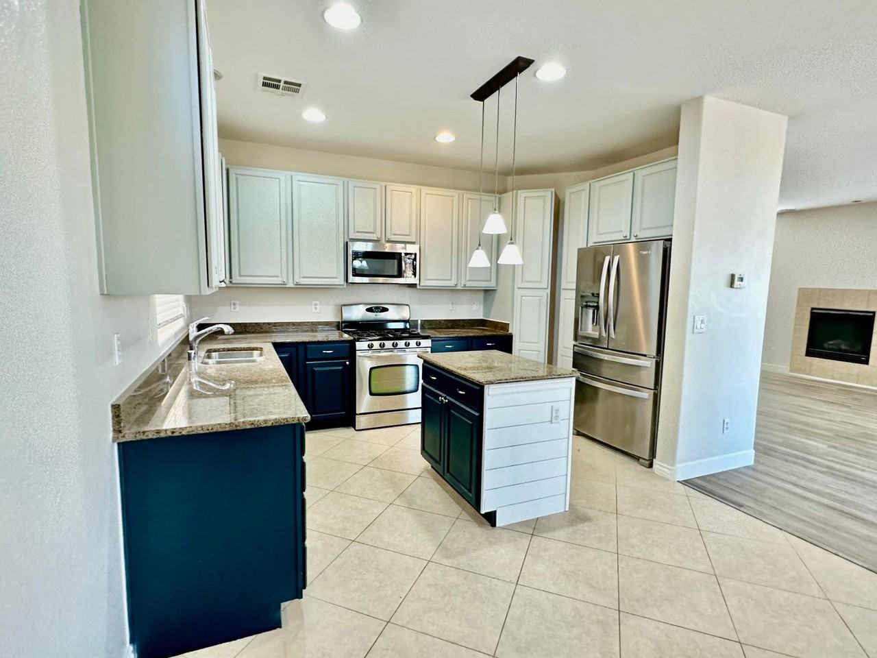 2773 Drumlanrig St - Photo 5 of 6