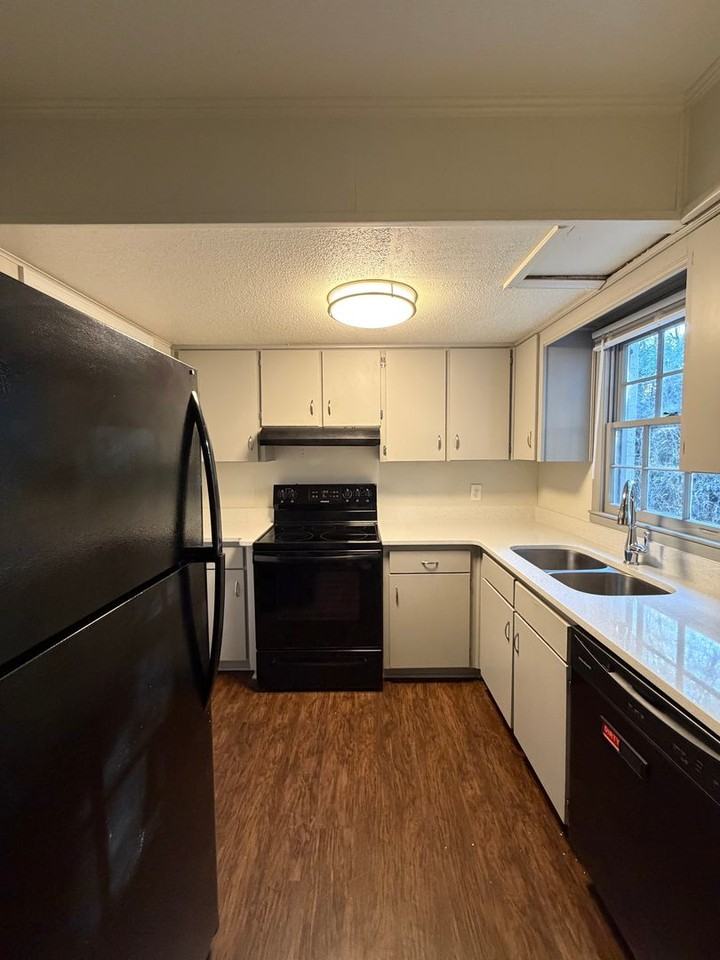 1020 Crestwood St - Photo 2 of 11