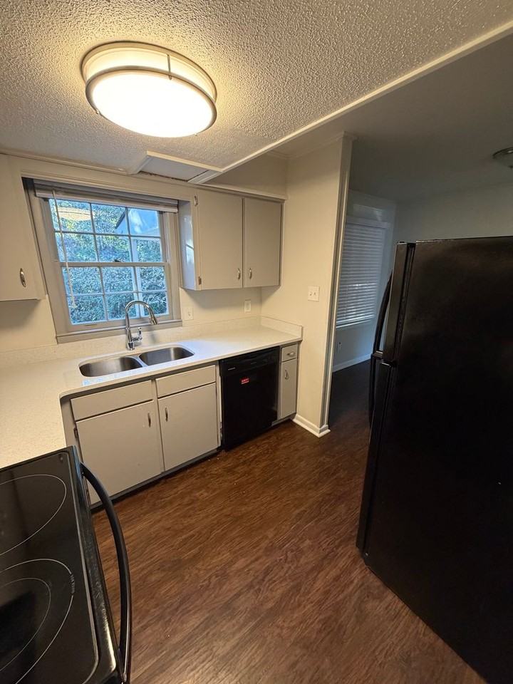 1020 Crestwood St - Photo 4 of 11