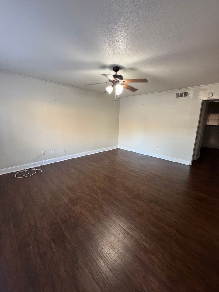 1020 Crestwood St - Photo 5 of 11