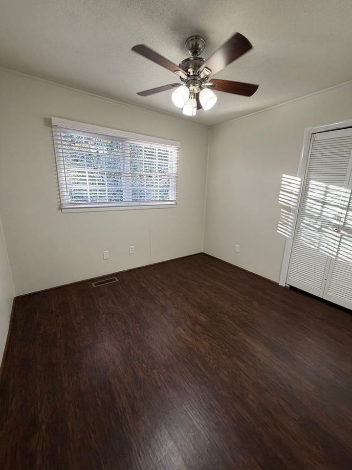 1020 Crestwood St - Photo 7 of 11