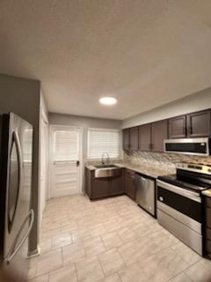 2705 N Centennial St #C - Photo 3 of 16