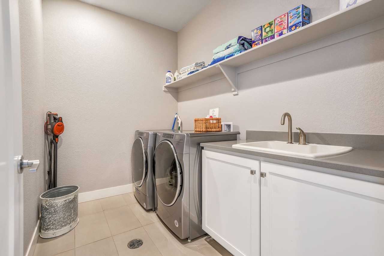 1364 Vine St - Photo 7 of 31