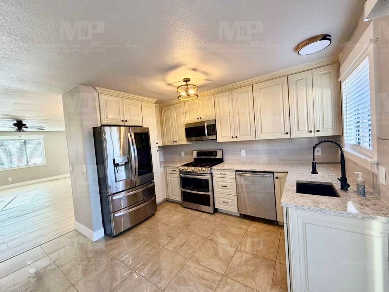 724 Ponderosa Dr - Photo 4 of 19