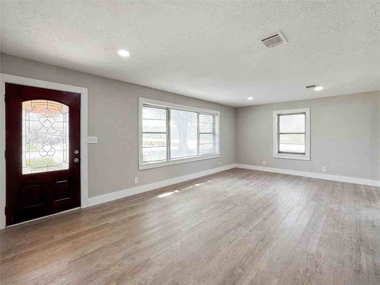 2108 Ontario St - Photo 4 of 18