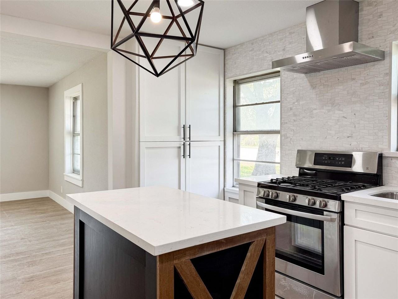 2108 Ontario St - Photo 7 of 18