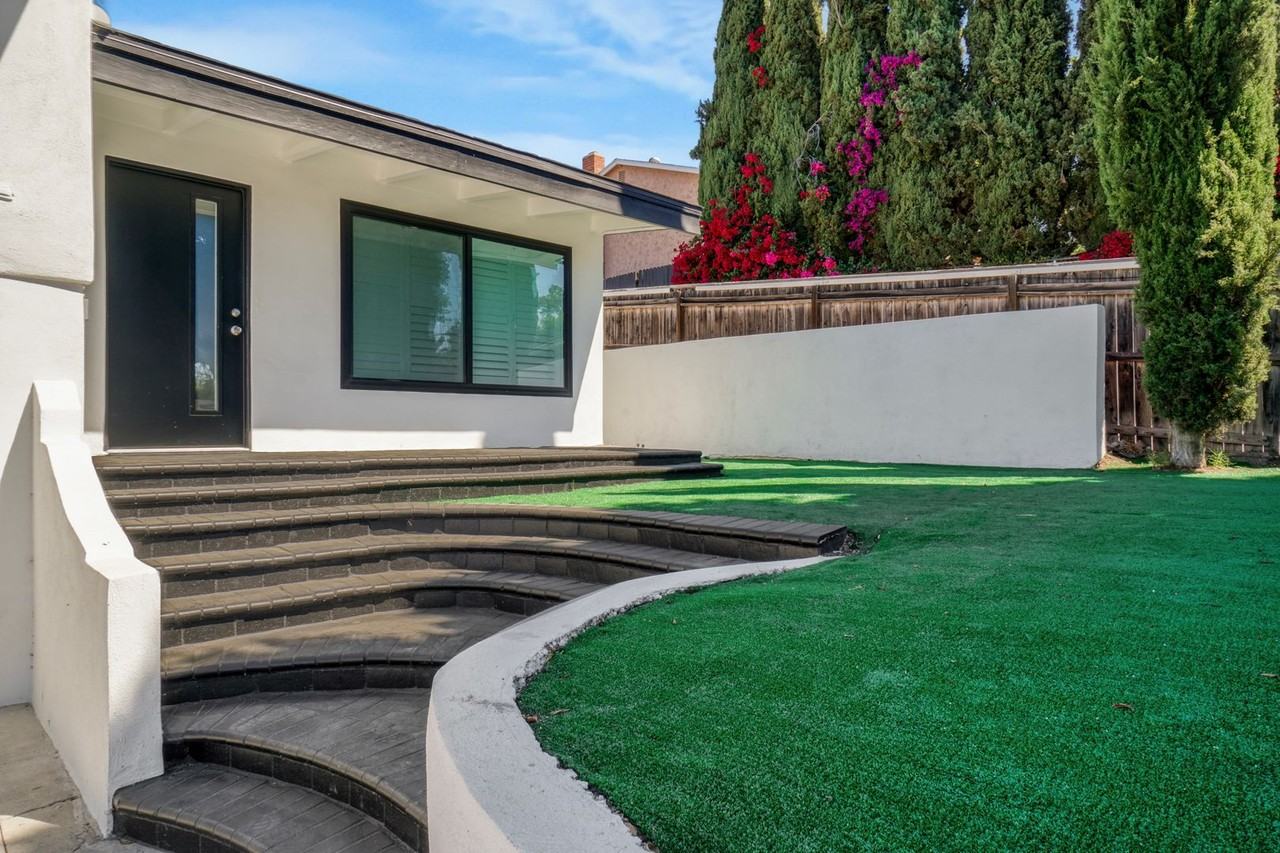 245 Houston Dr - Photo 2 of 15