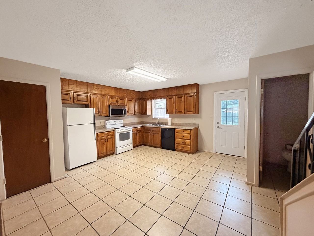 419 W Kiowa Ave - Photo 4 of 8