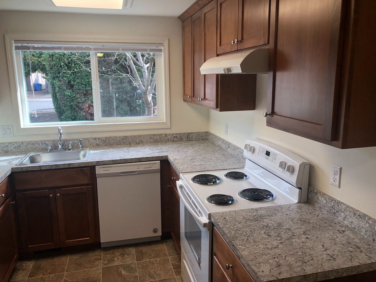 3304 Alberta Ave Ne - Photo 3 of 15