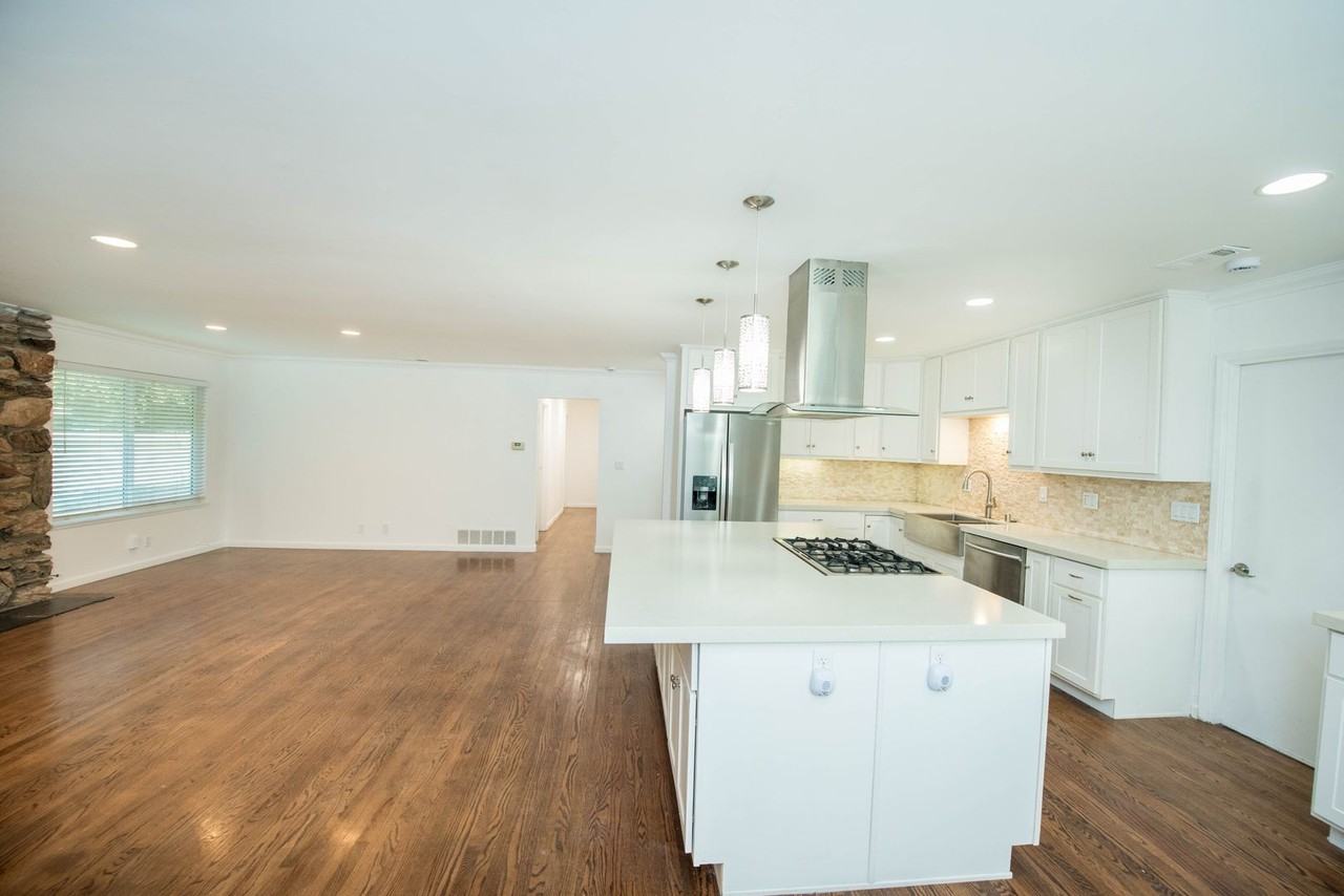 1300 Londonderry St - Photo 7 of 35