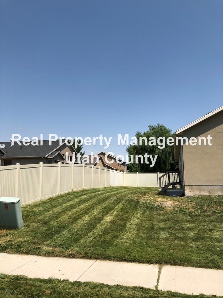 749 N Devonshire Dr - Photo 2 of 22