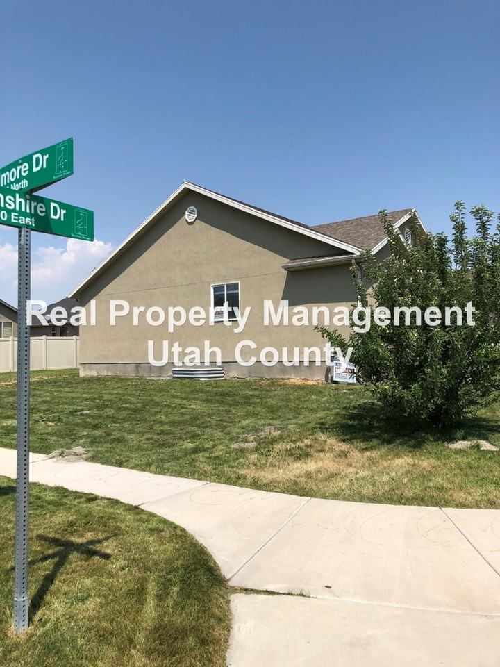 749 N Devonshire Dr - Photo 3 of 22