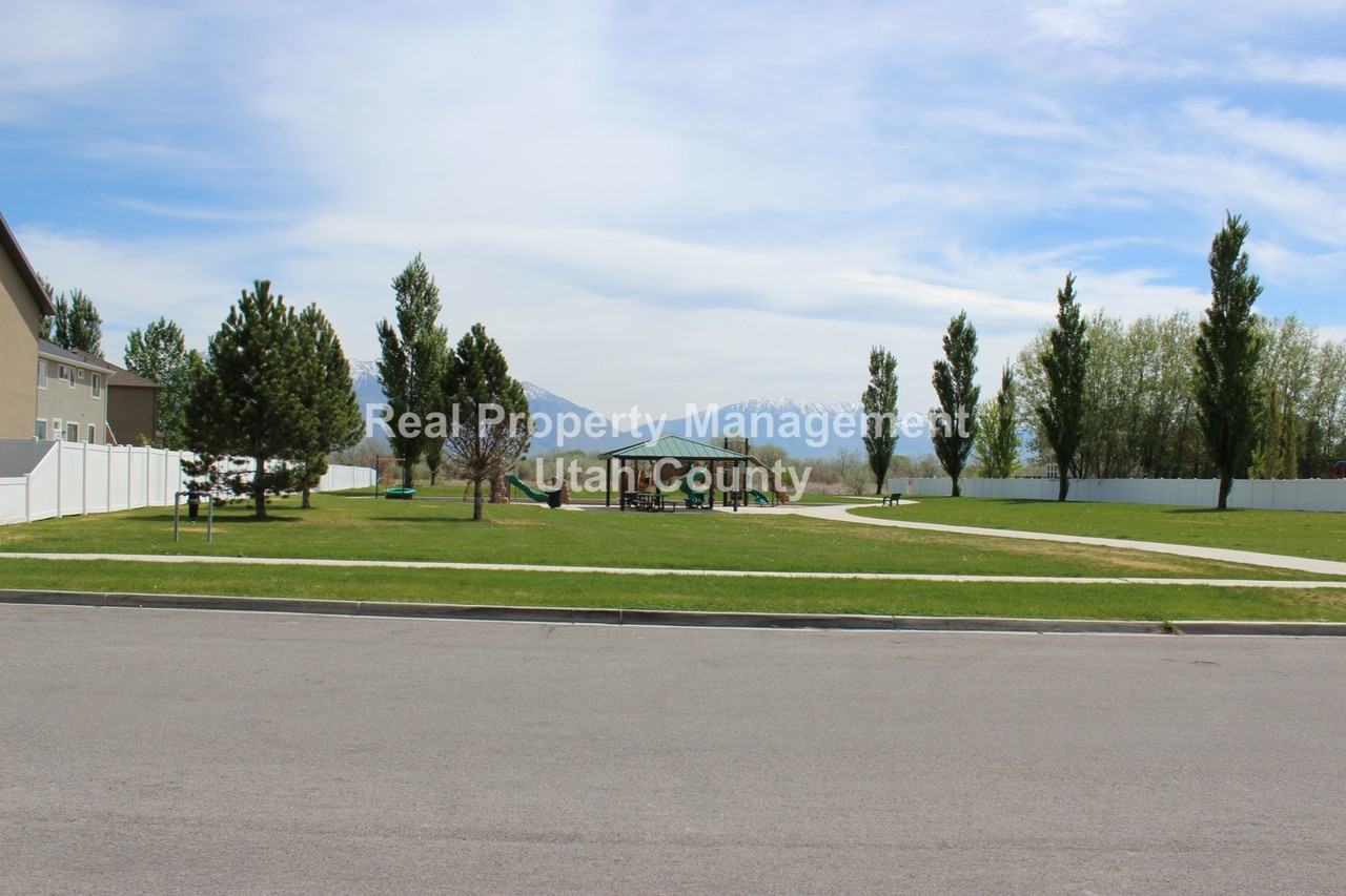 749 N Devonshire Dr - Photo 5 of 22