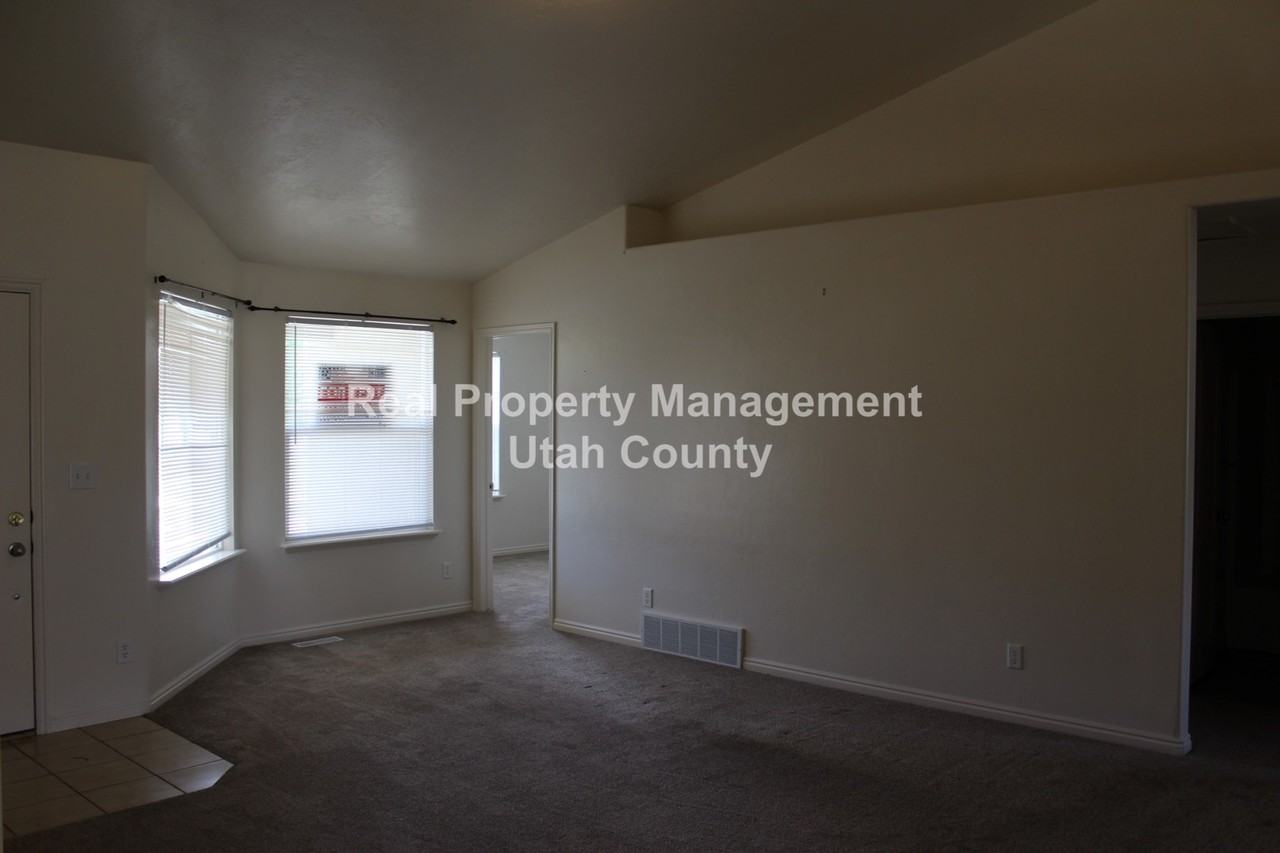 749 N Devonshire Dr - Photo 6 of 22